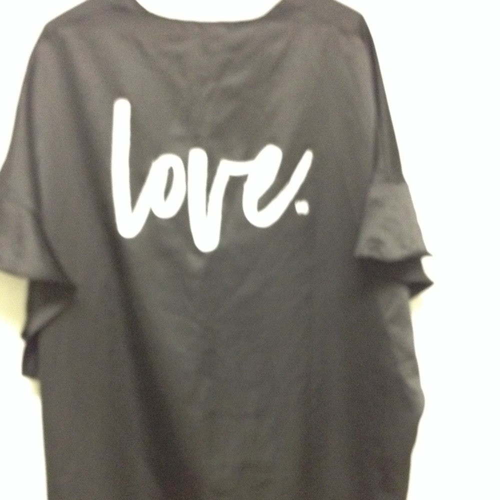 ISO NWT VS "LOVE VS" RUFFLE KIMONO ROBE